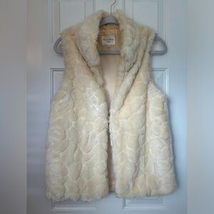 Super soft luxurious Faux Fur vest in French Vanilla size M